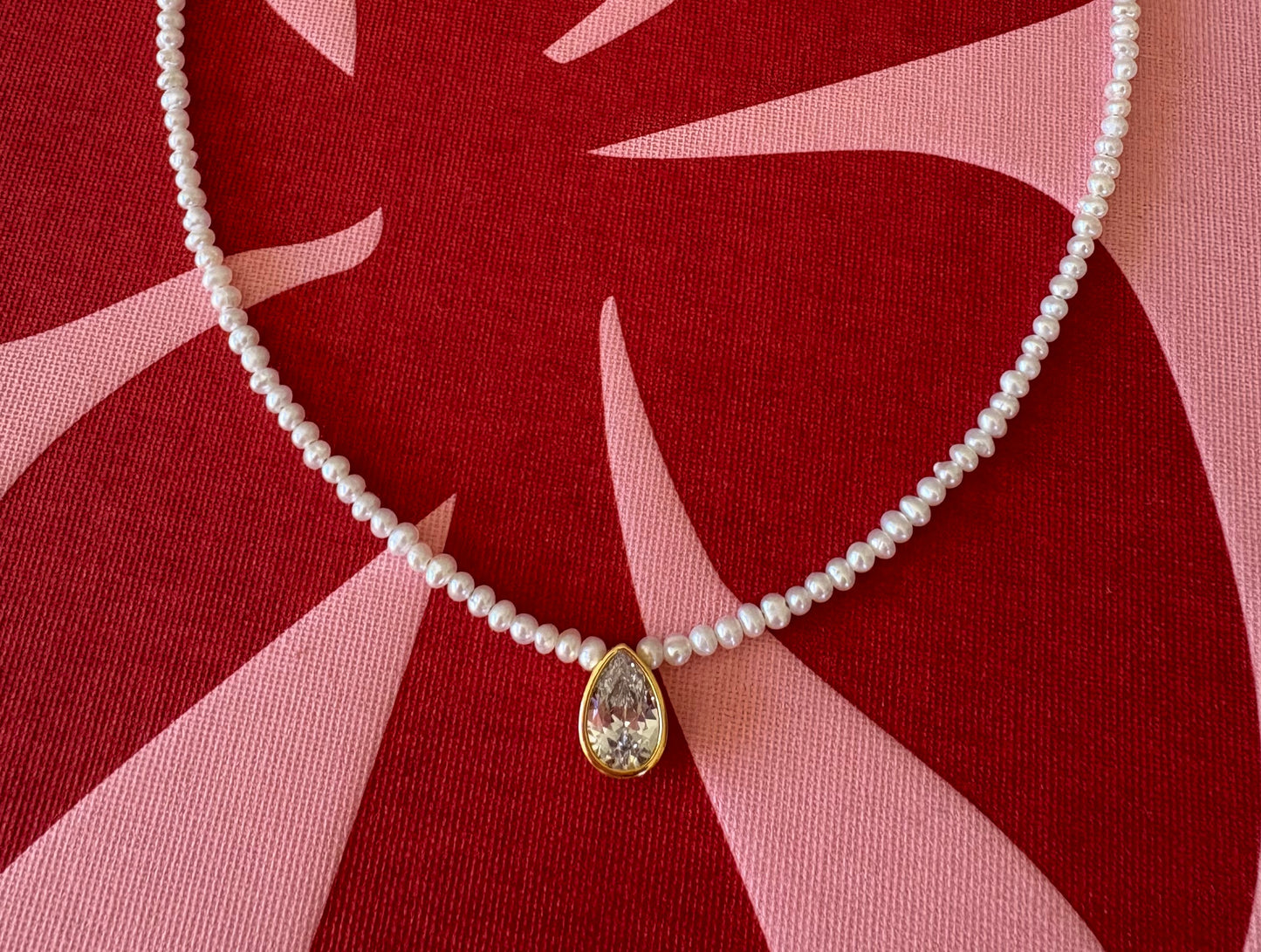 Dainty Teardrop Pendant Pearl Necklace